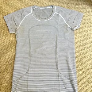 Lululemon short sleeve T-shirt, size 8